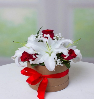 Kemer Çiçekçi Kutuda Lilyum ve Kırmızı Güller